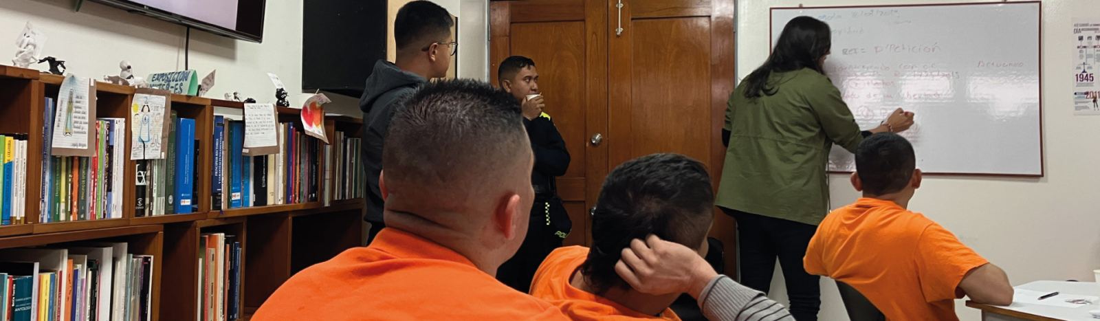 Privados de la libertad aprenden a elaborar derechos de petición en taller del grupo de prisiones