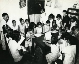 Lugares y momentos de reunión alrededor de un radio en las Escuelas Radiofónicas.